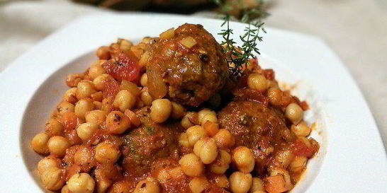 Тефтели в томатном соусе с нутом