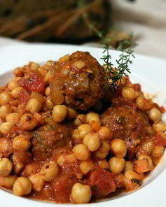 Тефтели в томатном соусе с нутом