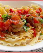 Тефтельки с пастой мафальдине в пикантном соусе