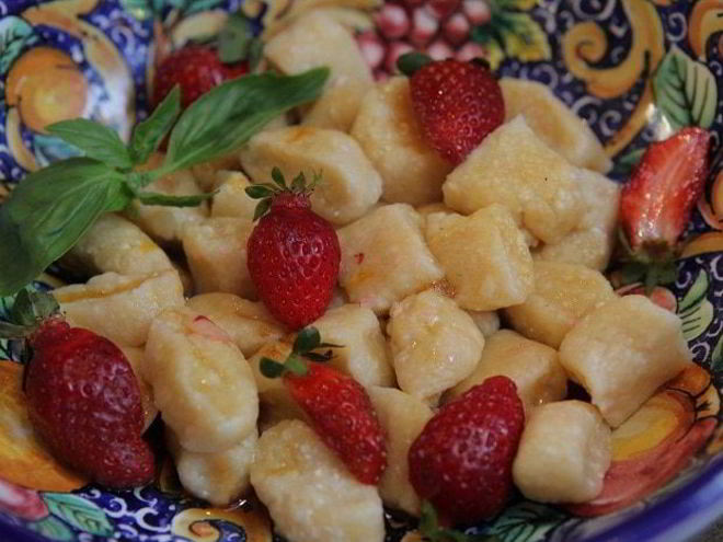Рецепт ленивых вареников с клубникой и базиликом
