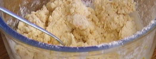 ленивые вареники с клубникой и базиликом. Шаг 4