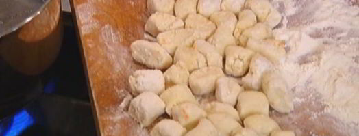 ленивые вареники с клубникой и базиликом. Шаг 5