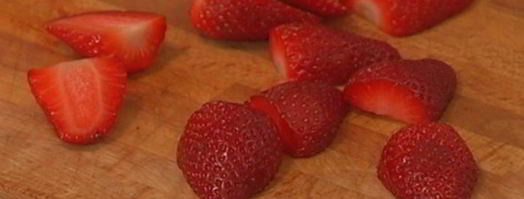 ленивые вареники с клубникой и базиликом. Шаг 9