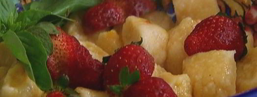 ленивые вареники с клубникой и базиликом. Шаг 10