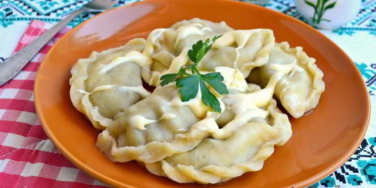 Вареники из яичного теста с курицей и баклажанами