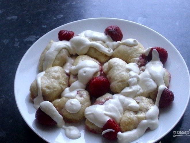 Рецепт вареников с клубникой на кефире