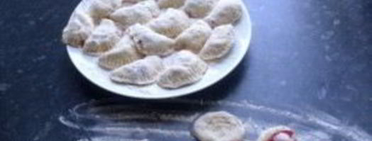 вареники с клубникой на кефире. Шаг 3