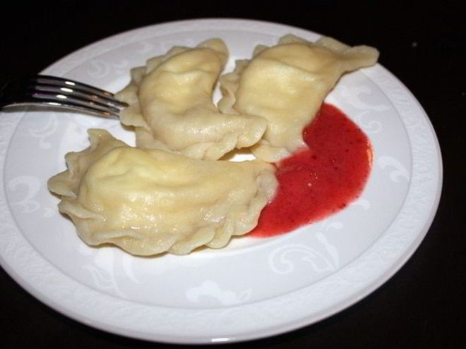 Рецепт вареников с творогом и клубникой