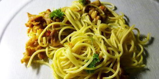 Яичная лапша с карри, курицей и овощами