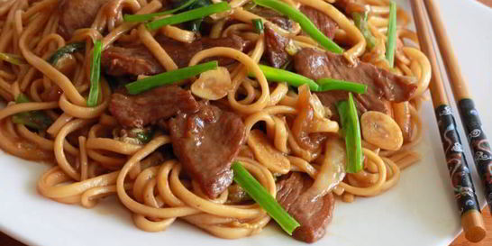 Яичная лапша со свининой и овощами