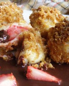 Заварные клецки с клубникой и шоколадным соусом