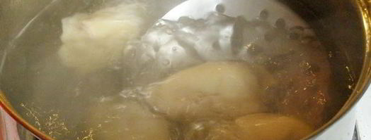 заварные клецки с клубникой и шоколадным соусом. Шаг 19