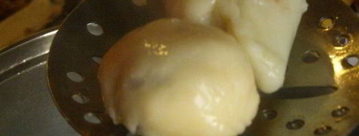 заварные клецки с клубникой и шоколадным соусом. Шаг 20