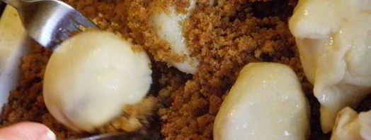 заварные клецки с клубникой и шоколадным соусом. Шаг 22