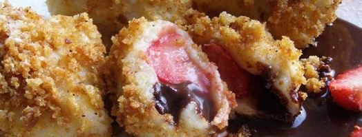 заварные клецки с клубникой и шоколадным соусом. Шаг 23