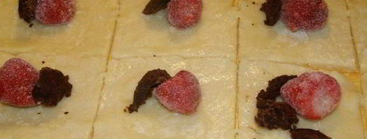 заварные клецки с клубникой и шоколадным соусом. Шаг 6