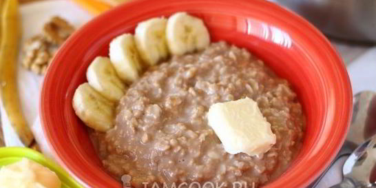 Геркулесовая каша с бананом и орехами