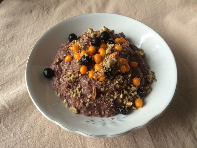 Рецепт льняной каши с клюквенным соком и черноплодкой, облепихой и пеканом