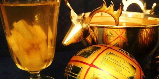 Алкогольный коктейль с ананасами и шампанским