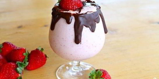 Клубничный коктейль в шоколаде