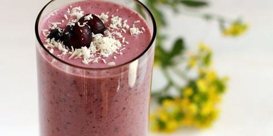 Кокосовый коктейль с ягодами