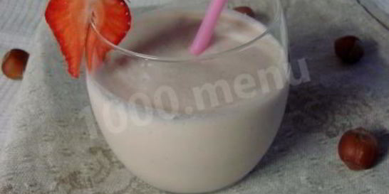 Коктейль бананово-клубничный