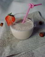 Коктейль бананово-клубничный