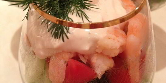 Коктейль из креветок, овощей и сыра с голубой плесенью