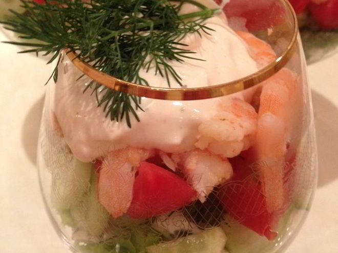 Рецепт коктейля из креветок, овощей и сыра с голубой плесенью