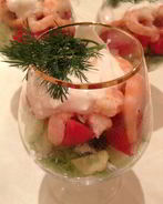 Коктейль из креветок, овощей и сыра с голубой плесенью