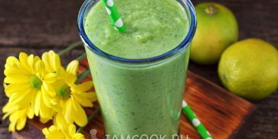 Коктейль из сельдерея, огурца, яблока и лайма