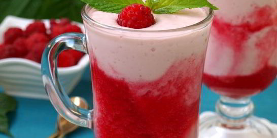 Коктейль на ряженке с творогом и малиной