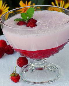 Коктейль слоеный из малины и ряженки