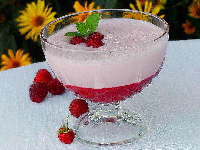 Рецепт коктейля слоеного из малины и ряженки