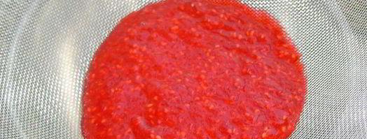 коктейль слоеный из малины и ряженки. Шаг 2