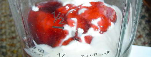 коктейль слоеный из малины и ряженки. Шаг 3