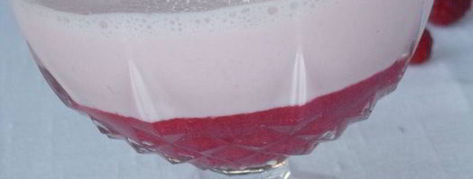 коктейль слоеный из малины и ряженки. Шаг 4