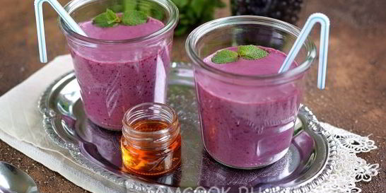 Протеиновый коктейль с черникой и творогом