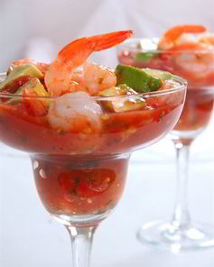 Томатный коктейль с крабами и креветками