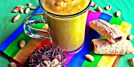 Яблочный густой коктейль с авокадо и персиком