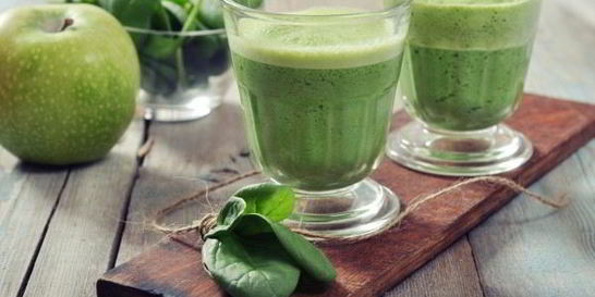 Зеленый коктейль с черносливом