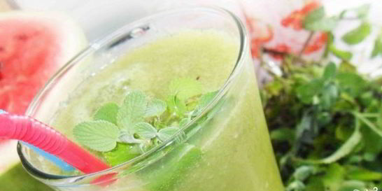 Зеленый коктейль с лимоном