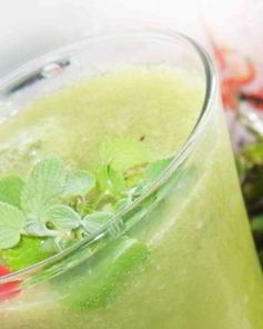 Зеленый коктейль с лимоном