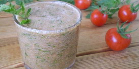 Зеленый коктейль с помидорами