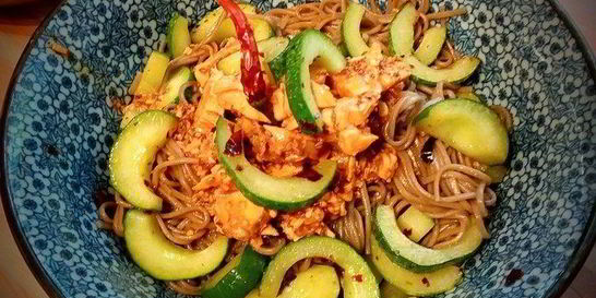 Азиатский салат из собы и курицы