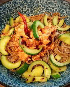 Азиатский салат из собы и курицы