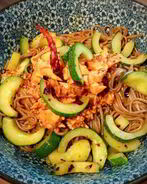 Азиатский салат из собы и курицы