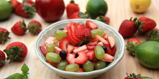 Фруктовый салат с медовым сиропом