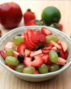 Фруктовый салат с медовым сиропом