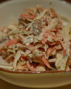 Капустный салат с яблоками, морковью и изюмом